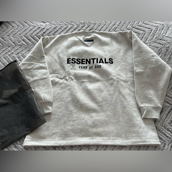(SOLD) Essentials Fear of God Relaxed Crewneck - Picture 4 of 15